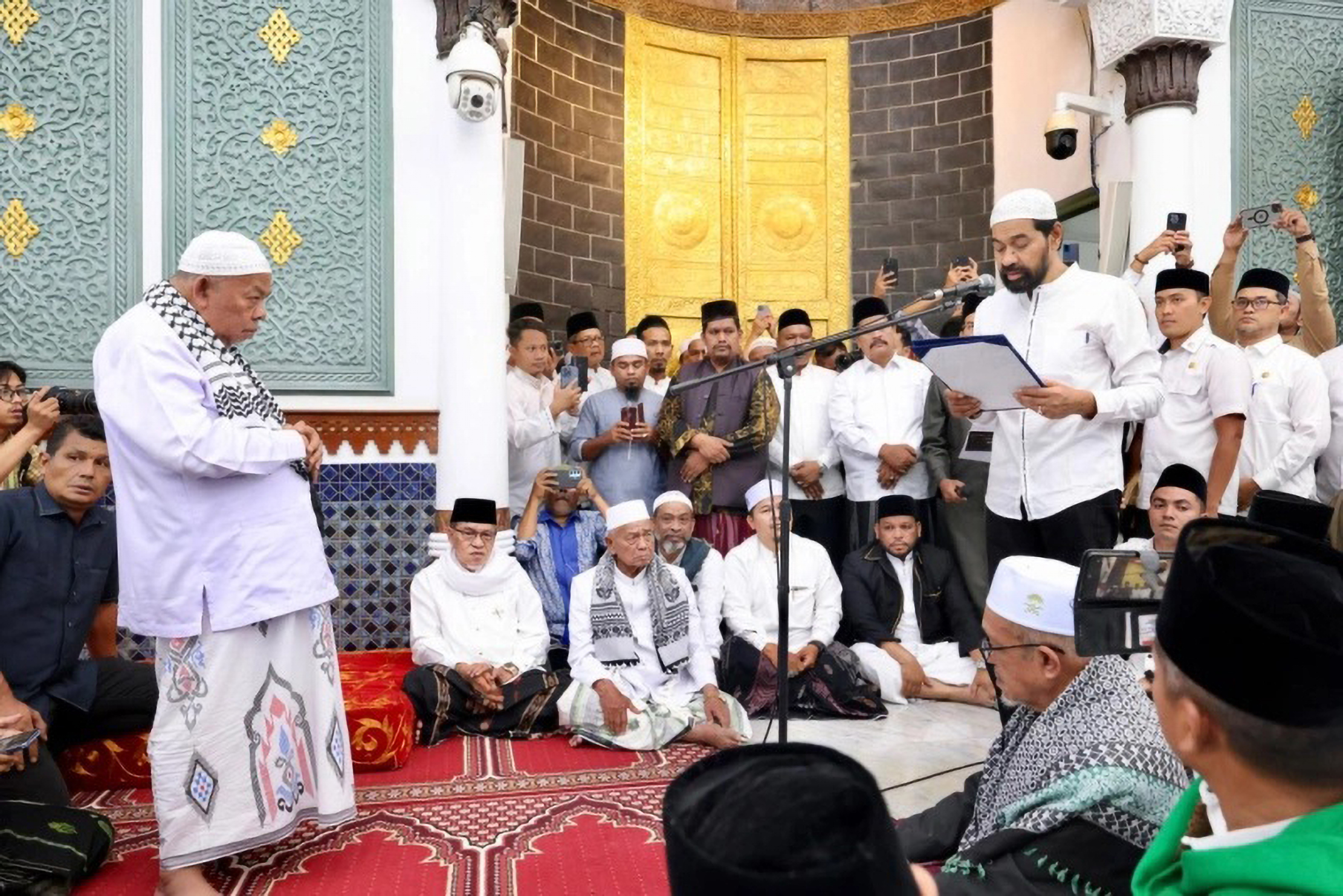 Gubernur Mualem Kukuhkan Abu Paya Pasi Sebagai Imam Besar Masjid Raya Baiturrahman
